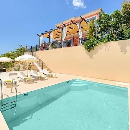 Ponti Sleeps 6 Pool Air Con Wifi וילה